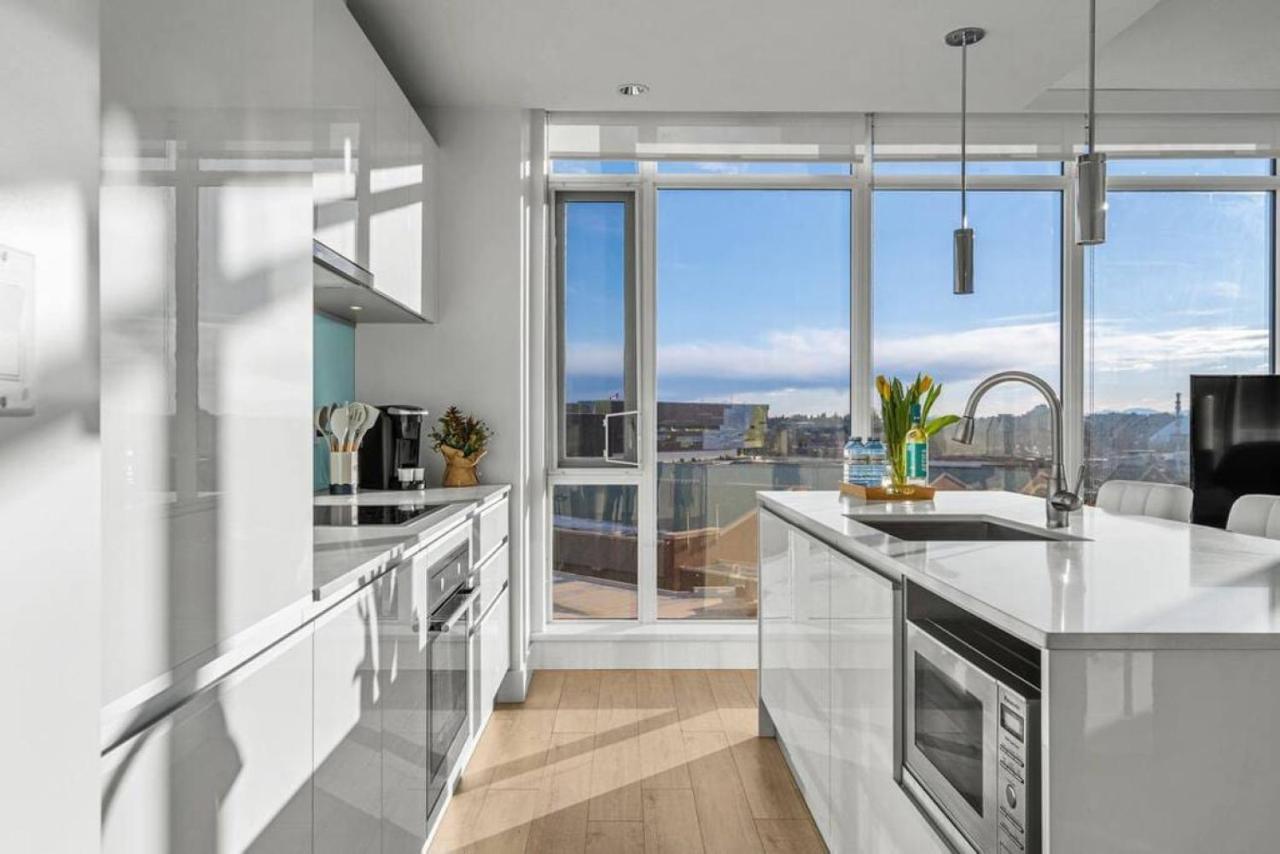 Luxury Apartment On The 9Th Floor Near Stampede, Complimentary Wine, 2 Car Ug Parking Calgary Exterior photo