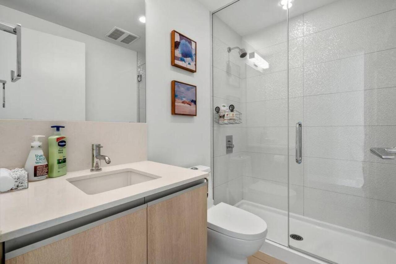 Luxury Apartment On The 9Th Floor Near Stampede, Complimentary Wine, 2 Car Ug Parking Calgary Exterior photo