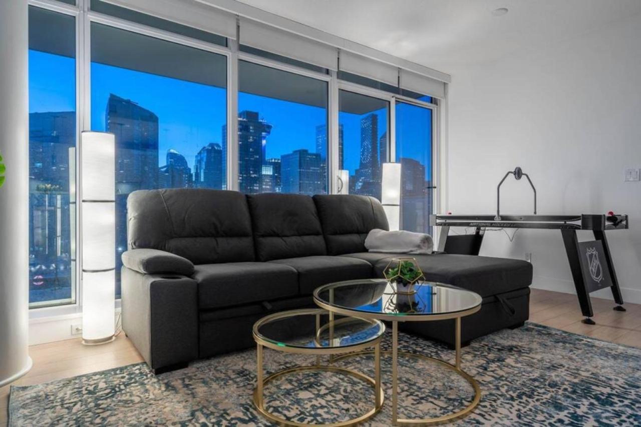Luxury Apartment On The 9Th Floor Near Stampede, Complimentary Wine, 2 Car Ug Parking Calgary Exterior photo